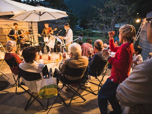 地元の人も移住者も一緒に楽しむイベント「ビートルズナイト」