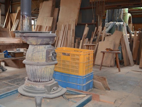 冬場はダルマストーブで暖をとることも