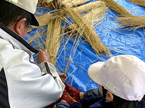 村のおじいちゃんに教わるしめ縄づくり