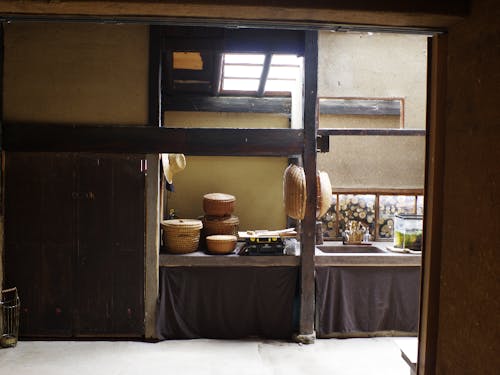 古民家を改修した宿やショップ、工房へご案内します。