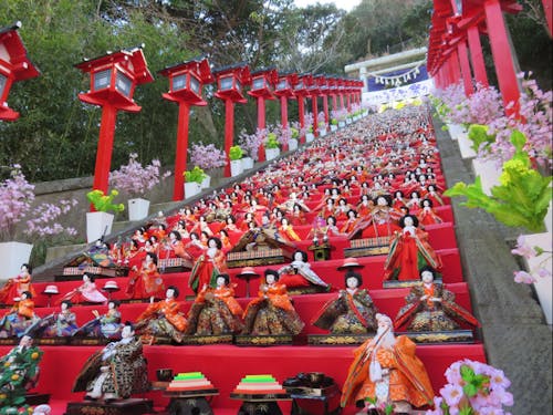 かつうらビッグひな祭り(遠見崎神社石段の雛飾り)
