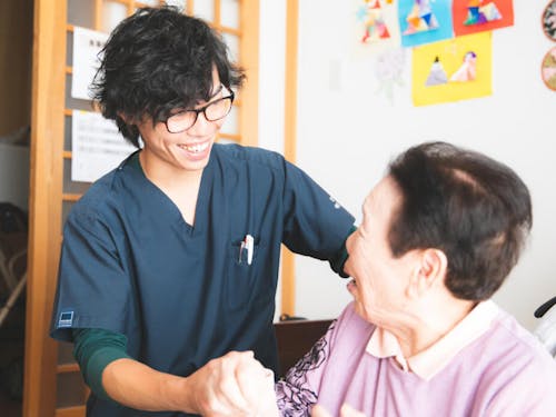 施設でのリハビリ、訪問リハビリにも取り組んでいます