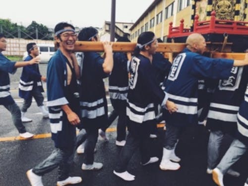 地域の祭りに参加したりと、勤務でないときも地域と積極的にかかわって楽しんで。