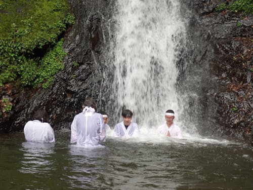 3月に行われた滝行の様子