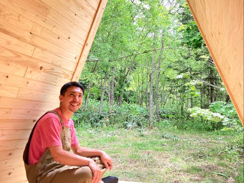 第4期の大石さんは、下川の魅力をまるごと伝えるため町内ツアーを行っている。もっと深く知ってもらうため、セルフビルドでA型の宿泊小屋「iwor(イウォロ)」を制作。窓から見える森の景色はまるで合成写真のよう。ワクワクが止まらない!