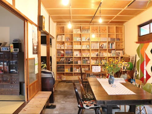 壁一面の本棚と共有スペース