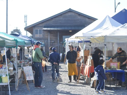 「ハラペコ里の市」は水曜日に店舗の前で開催しています。