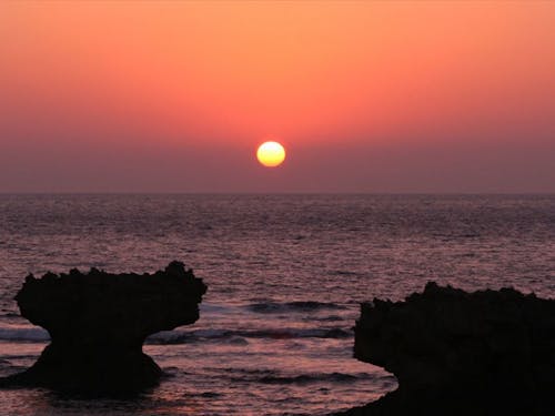 水平線に沈むサンセットタイムを堪能できるのも島に住む特権!(提供:知名町)