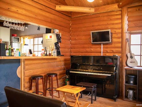 共用スペースのラウンジ。飲んだり弾いたりしながら人が混じり合います