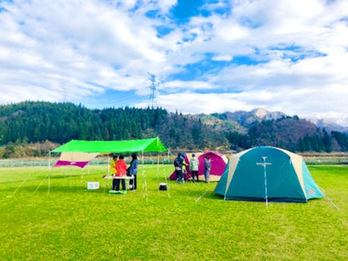 しただ塾、アウトドア実習の様子。学校のグラウンドでテントを張りました