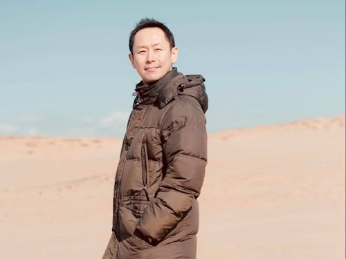 安川 幸男さん:東京生まれ。事業プロデューサー。生き方を変えるべく、地方(鳥取)へ移住。「旅と仕事を両立させる」をコンセプトに、年間300泊のホテル暮らし、年間5万キロ(地球1周+1/4)を車で移動するローカルノマド。