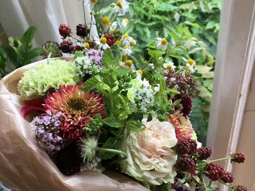 オランダ人は老若男女問わず花を買って自転車に乗る。その光景を見るのがたまらなく大好き。生活に花が溶け込んでいる素敵な習慣