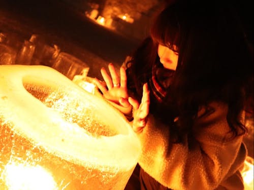 ④池田 美咲:道内出身の22歳。中でも好きな町のイベント、アイスキャンドルミュージアムにて。