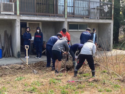 シェアハウスの畑をみんなで耕しました