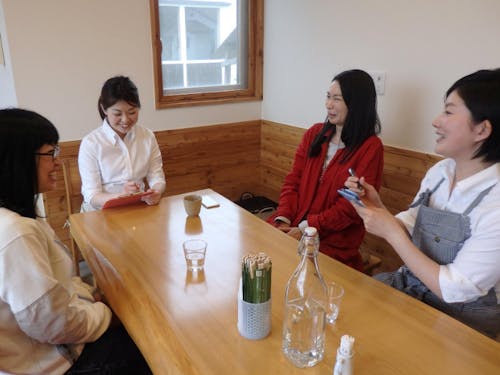 アットホームで落ち着いた雰囲気の店内。地域住民が気軽に立ち寄る憩いの場となっている。